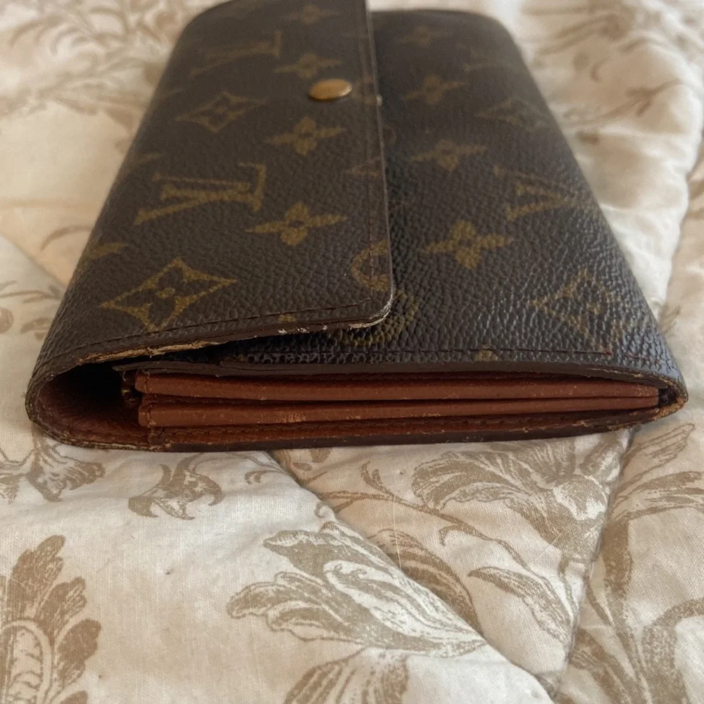LV Monogram Sarah Wallet ~ Pre-loved Condition - Picture 7 of 14